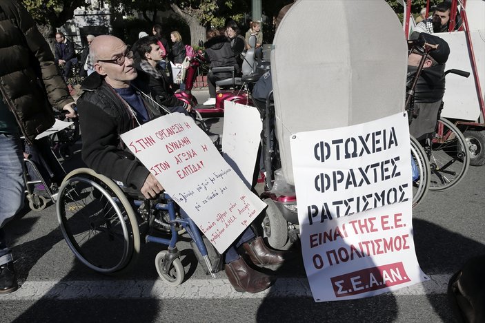 Yunanistan'da engellilerden kemer sıkma protestosu