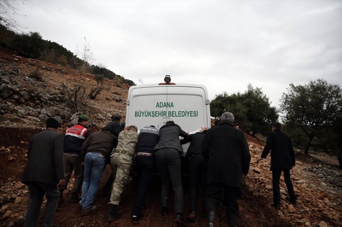 Aladağ'da cenazeleri taşıyan araçlar çamura saplandı