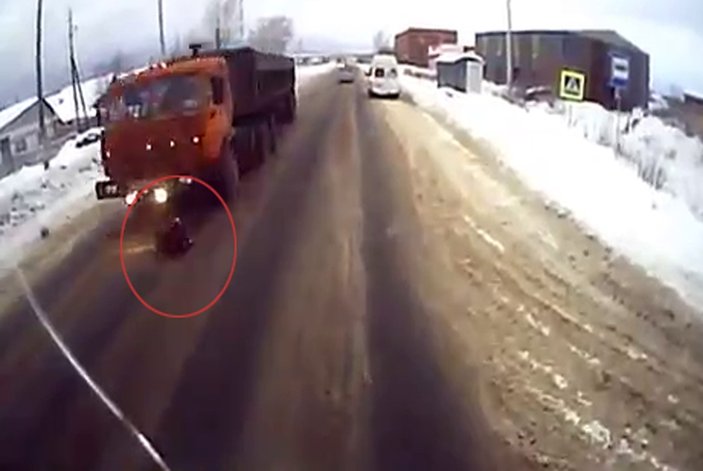 Rusya'da dikkatsiz kadın kamyonun altında kaldı