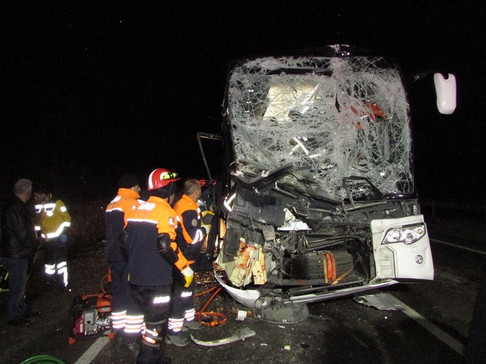 Afyon'da otobüs kamyona çarptı: 13 yaralı