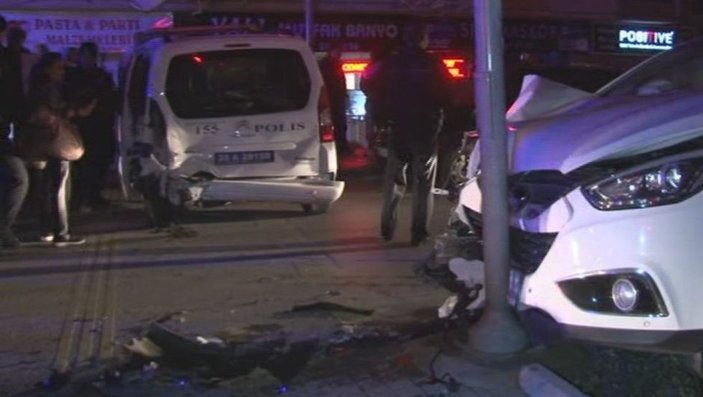 İzmir'de otomobil polis aracına çarptı