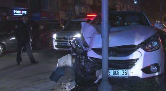 İzmir'de otomobil polis aracına çarptı