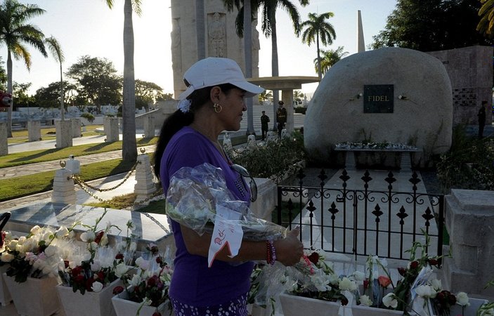 Fidel Castro'nun külleri gömüldü