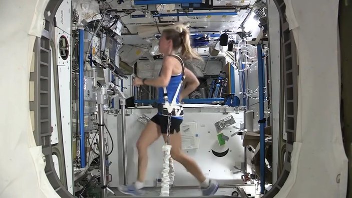 Yerçekimsiz ortamda egzersiz yapan astronot