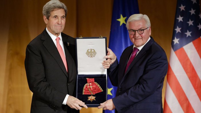 John Kerry Almanya'da Federal Liyakat Nişanı aldı