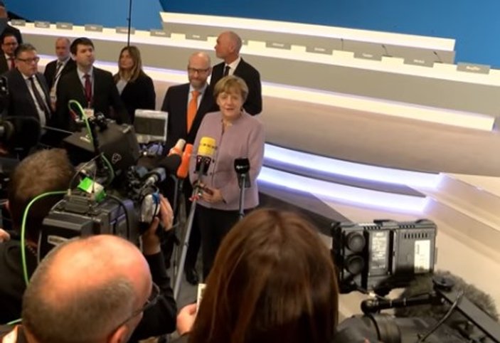 Angela Merkel dokuzuncu kez parti başkanı seçildi