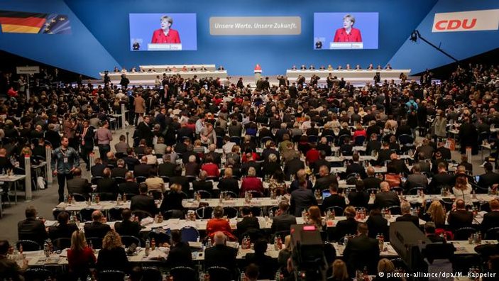 Angela Merkel dokuzuncu kez parti başkanı seçildi