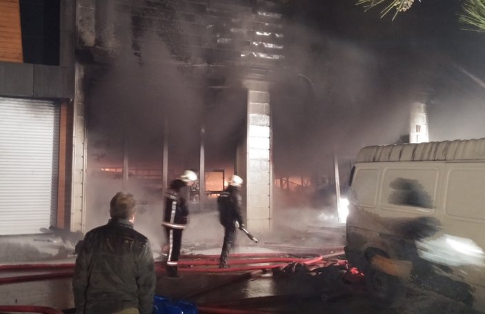 Ankara’da 5 katlı mağazada yangın