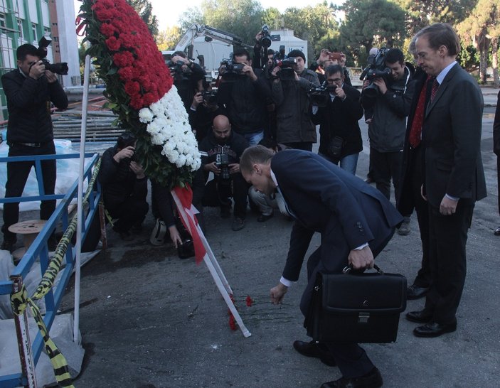 AB büyükelçileri terör kurbanları için çiçek bıraktı