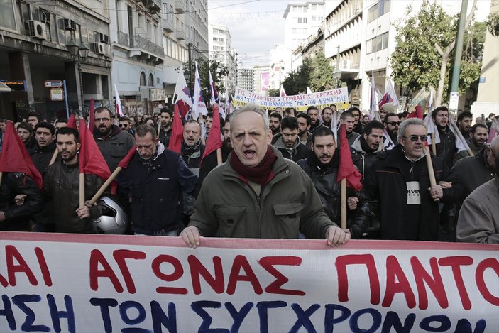 Yunanistan'da halk sokakta