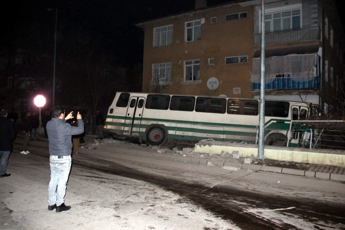 Kayseri'de duvarı yıkan otobüs bahçeye girdi