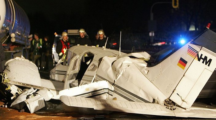 İsviçre'de havalimanında uçak düştü