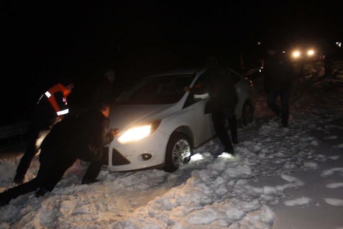 Muş'ta karda mahsur kalan 3 kişi 7 saat sonra kurtarıldı