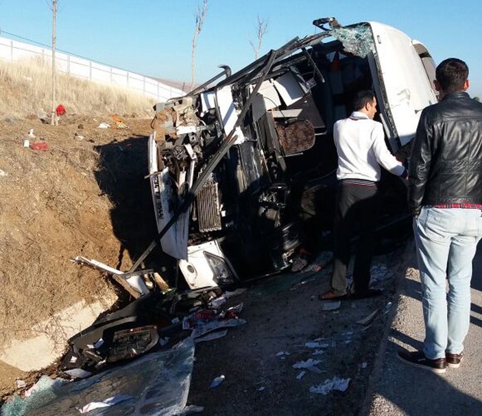 Afyonkarahisar'da otobüs devrildi: 25 yaralı