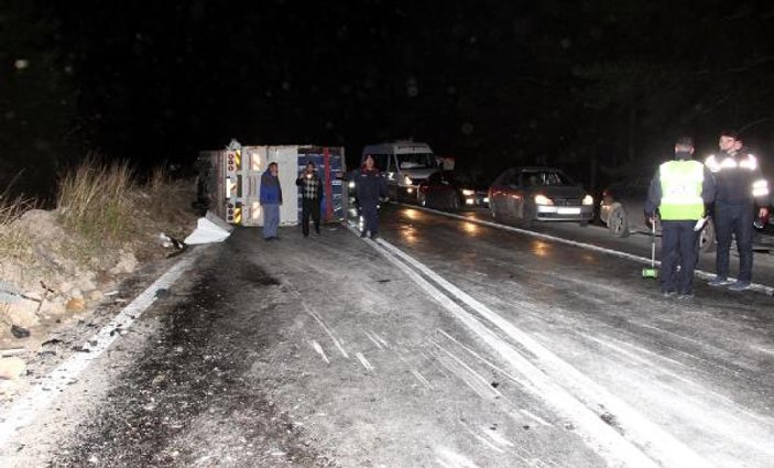 Antalya'da kamyonetle otomobil çarpıştı: 1 ölü, 2 yaralı
