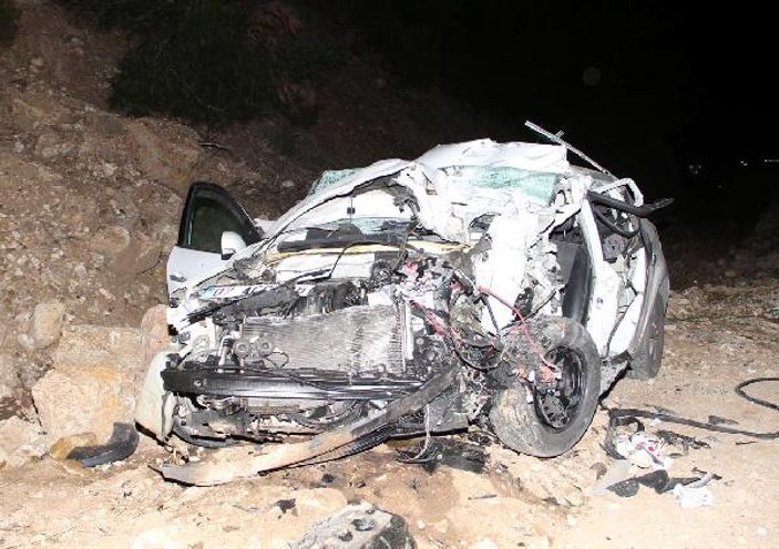 Antalya'da kamyonetle otomobil çarpıştı: 1 ölü, 2 yaralı