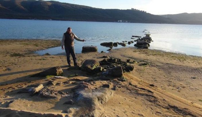 Deniz geri çekildi antik iskele ortaya çıktı