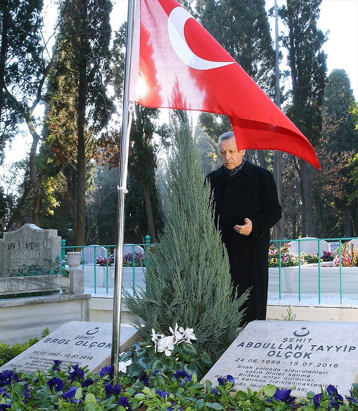 Erdoğan'dan şehit Erol Olçok ve oğlunun mezarına ziyaret