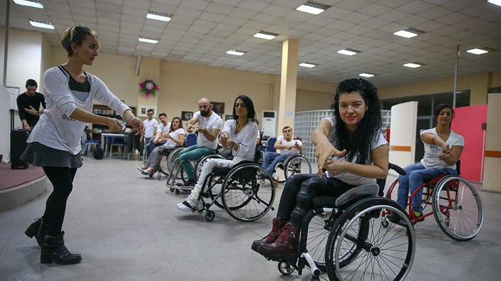 Tekerlekli sandalye dansıyla hayatları renklendi