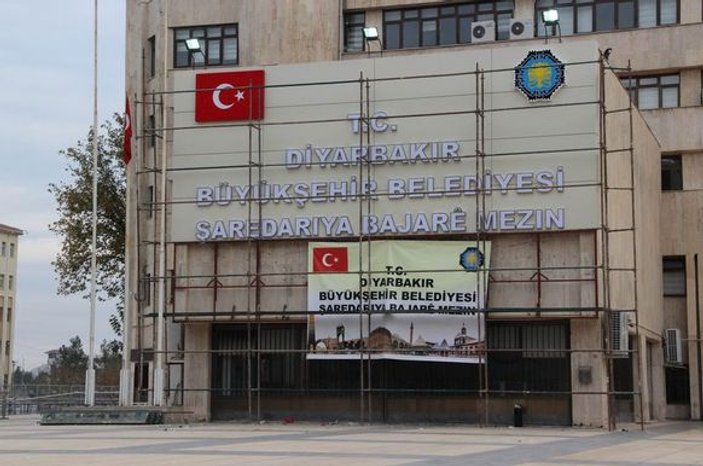 Diyarbakır Büyükşehir Belediyesi'ne yeni tabela asıldı