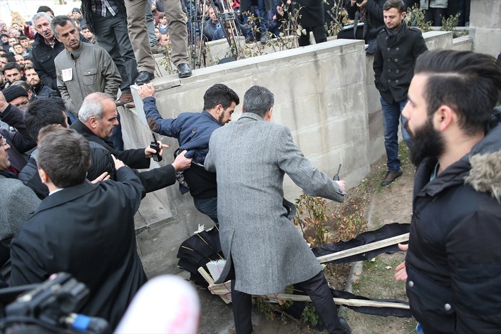 Kayseri’de şehit cenazesinde CHP çelengini parçaladılar