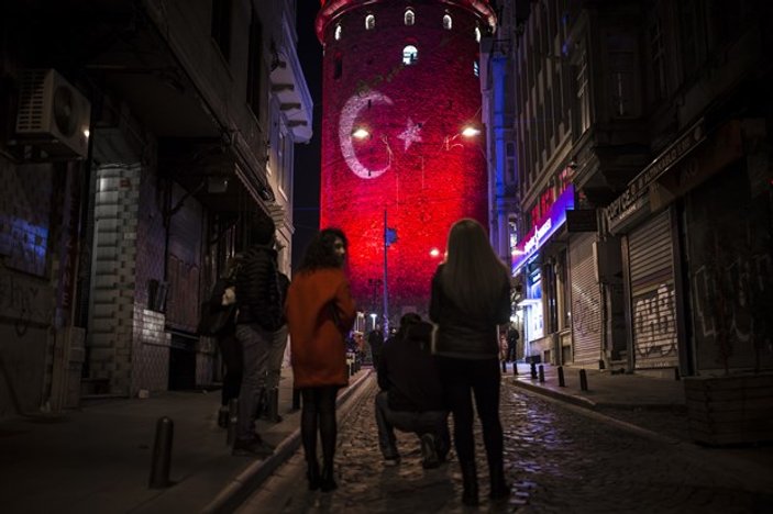 Galata Kulesi'ne Türk Bayrağı yansıtıldı