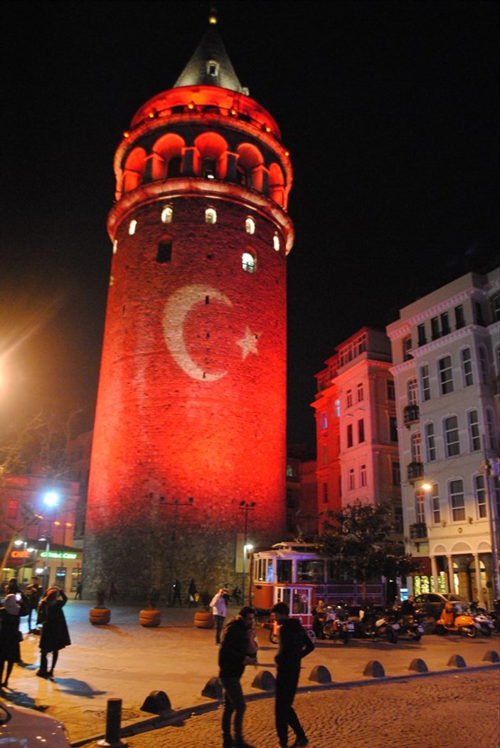 Galata Kulesi'ne Türk Bayrağı yansıtıldı