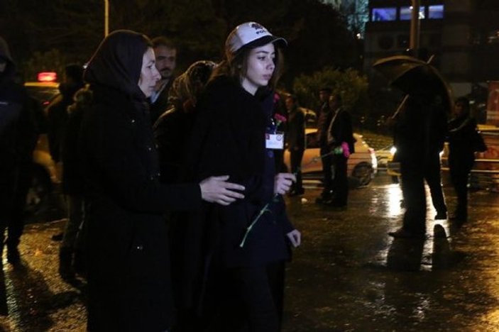Şehit polisin kızı Şehitler Tepesi'ne karanfil bıraktı