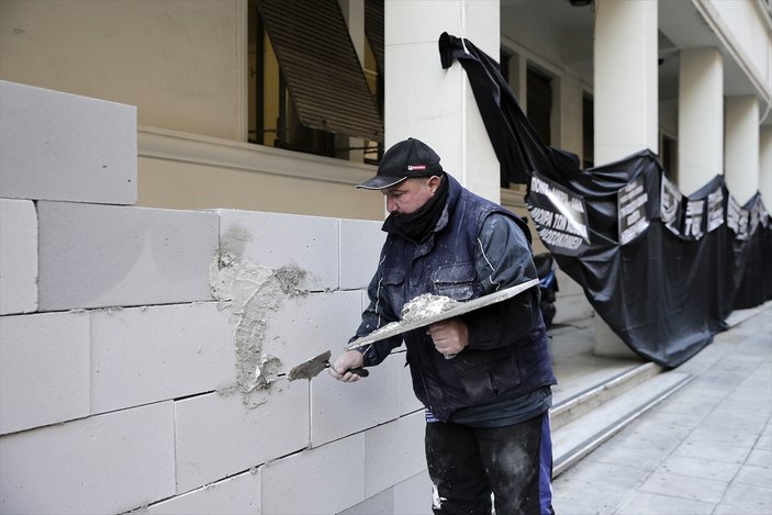 Yunan sağlık çalışanları protesto için duvar ördü
