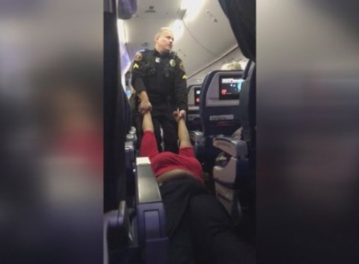 ABD polisi uçaktaki yolcuyu sürükleyerek çıkardı