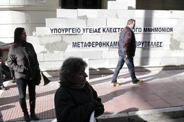 Yunan sağlık çalışanları protesto için duvar ördü