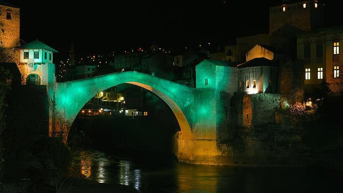 Mostar Köprüsü Halep için yeşile büründü