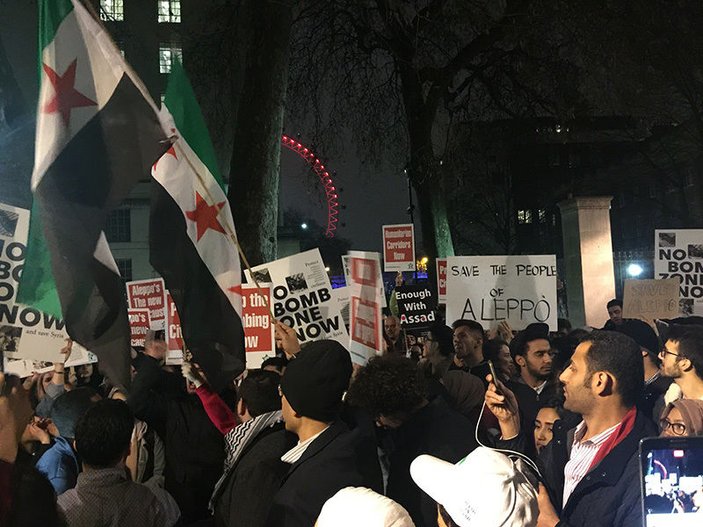 New York'ta yüzlerce kişi Suriye için protesto düzenledi