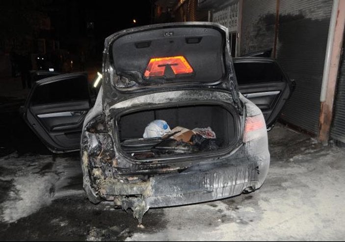 Adana'da otomobil kundaklandı