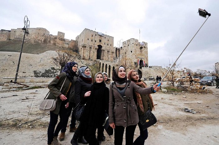 Halep'te harabelerin önünde selfie çektiler