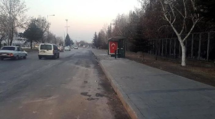 Kayseri'de otobüs durağına Türk bayrağı asıldı