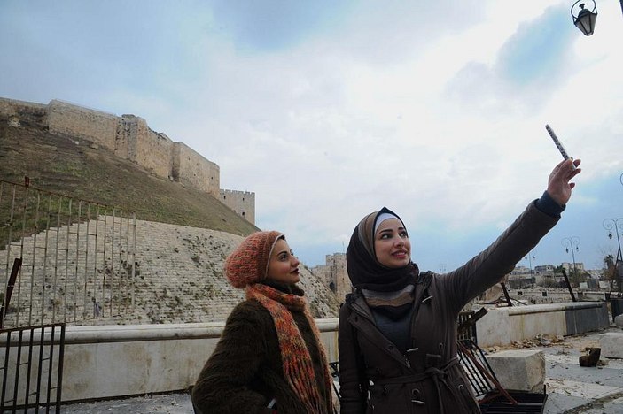 Halep'te harabelerin önünde selfie çektiler