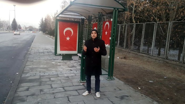 Kayseri'de otobüs durağına Türk bayrağı asıldı