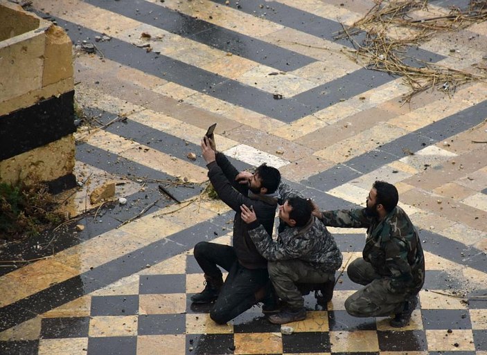 Halep'te harabelerin önünde selfie çektiler