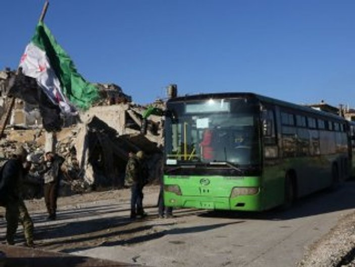 Tahliye için otobüsler yeniden Halep'e girdi