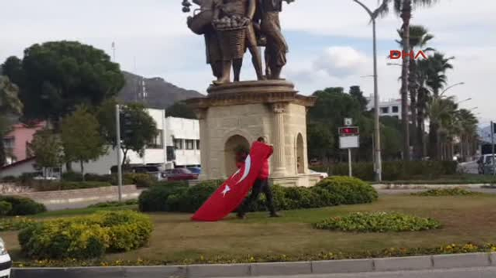 Muğla'da şehitler için tek kişilik eylem yaptı