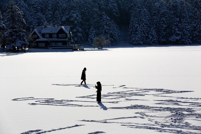 Abant Gölü üzerinde yürüyüş keyfi