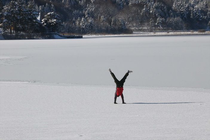 Abant Gölü üzerinde yürüyüş keyfi