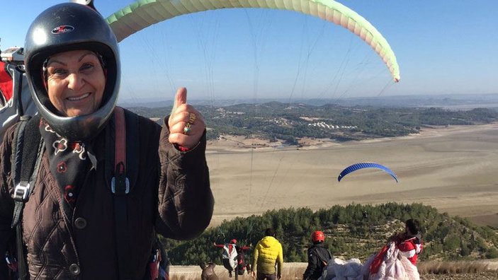 66 yaşındaki Adanalı teyzenin yamaç paraşütü keyfi