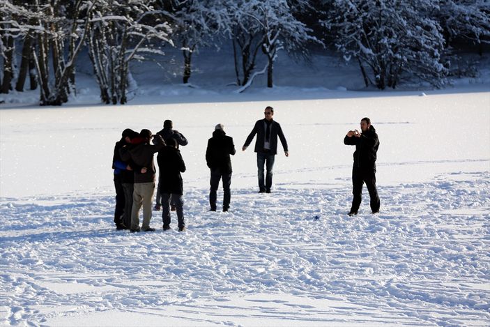 Abant Gölü üzerinde yürüyüş keyfi
