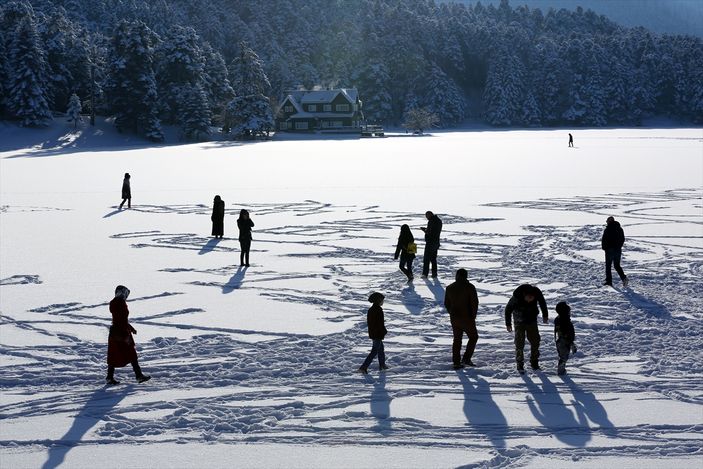 Abant Gölü üzerinde yürüyüş keyfi