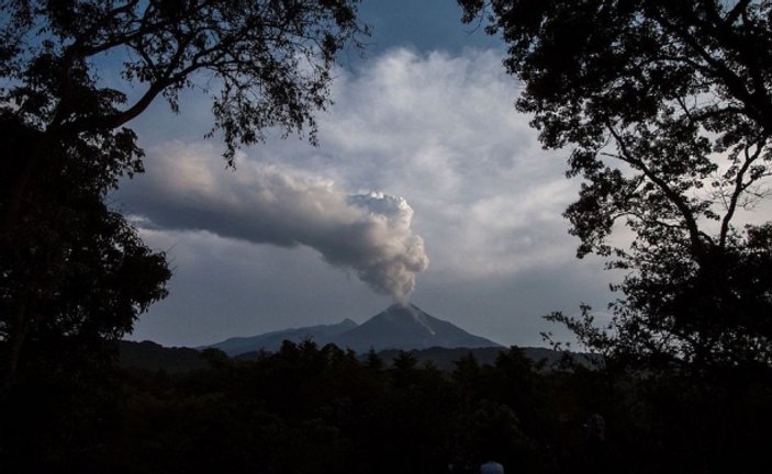 Colima Yanardağı patladı
