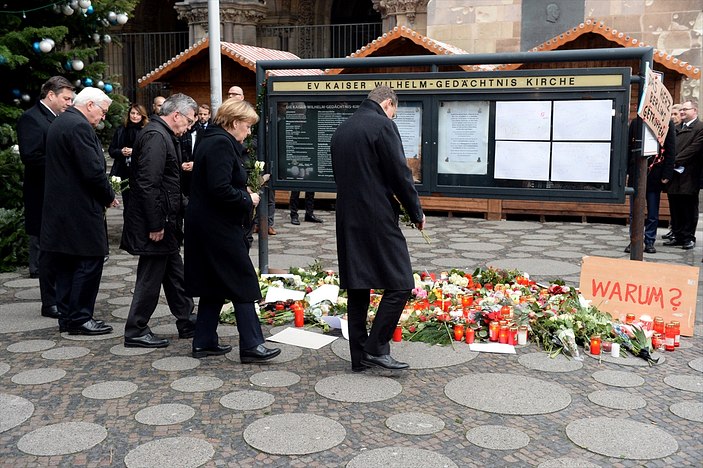 Merkel saldırganın sığınmacı olabileceğini söyledi