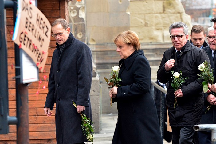 Merkel saldırganın sığınmacı olabileceğini söyledi