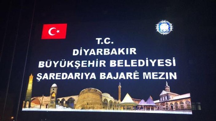 Diyarbakır'da kayyum yeni tabela önünde poz verdi
